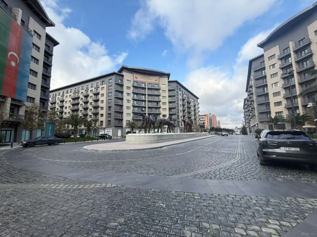 Satılır 4 otaqlı mənzil 163 m²