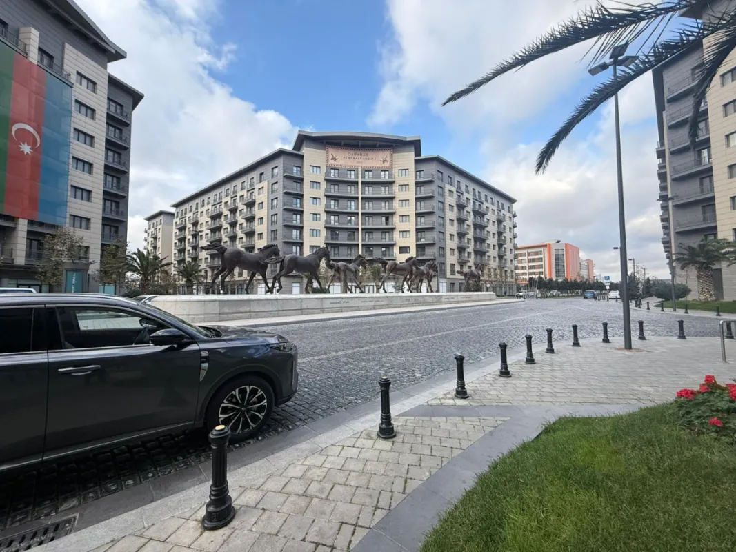 Satılır 4 otaqlı mənzil 163 m²