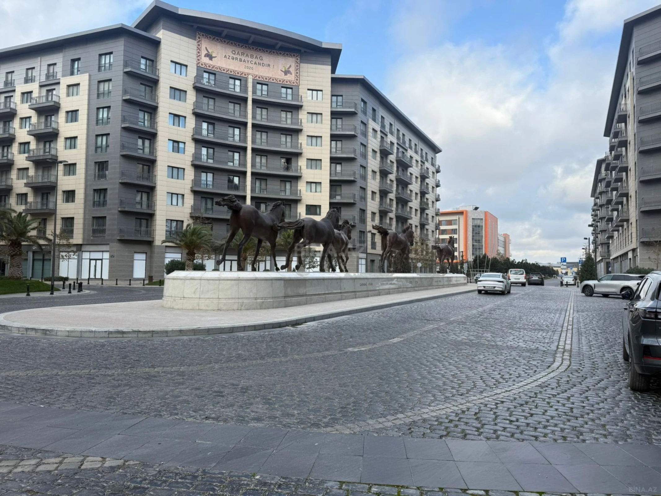 Satılır 4 otaqlı mənzil 163 m²