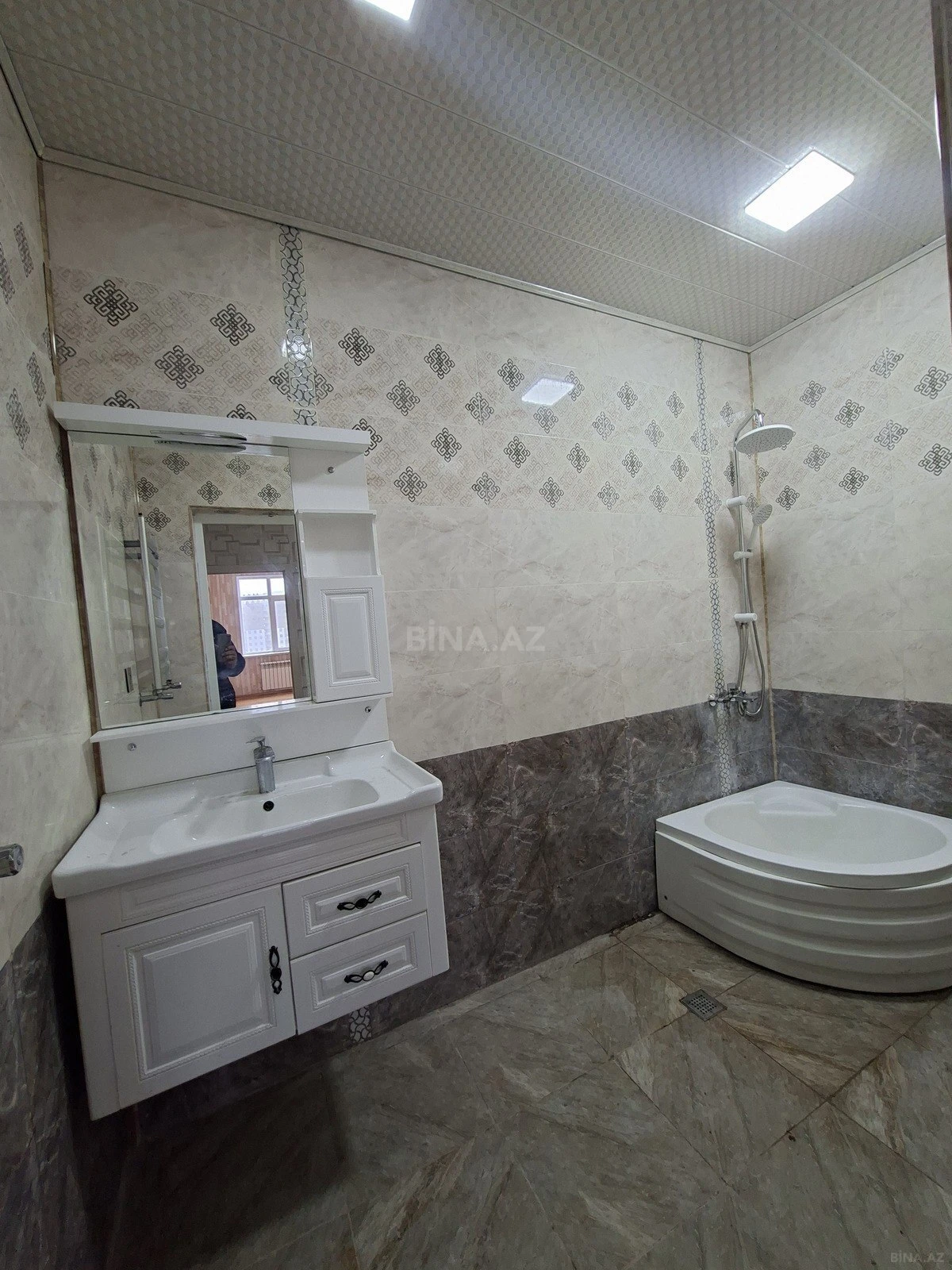 Kirayə verilir 3 otaqlı mənzil 130 m²