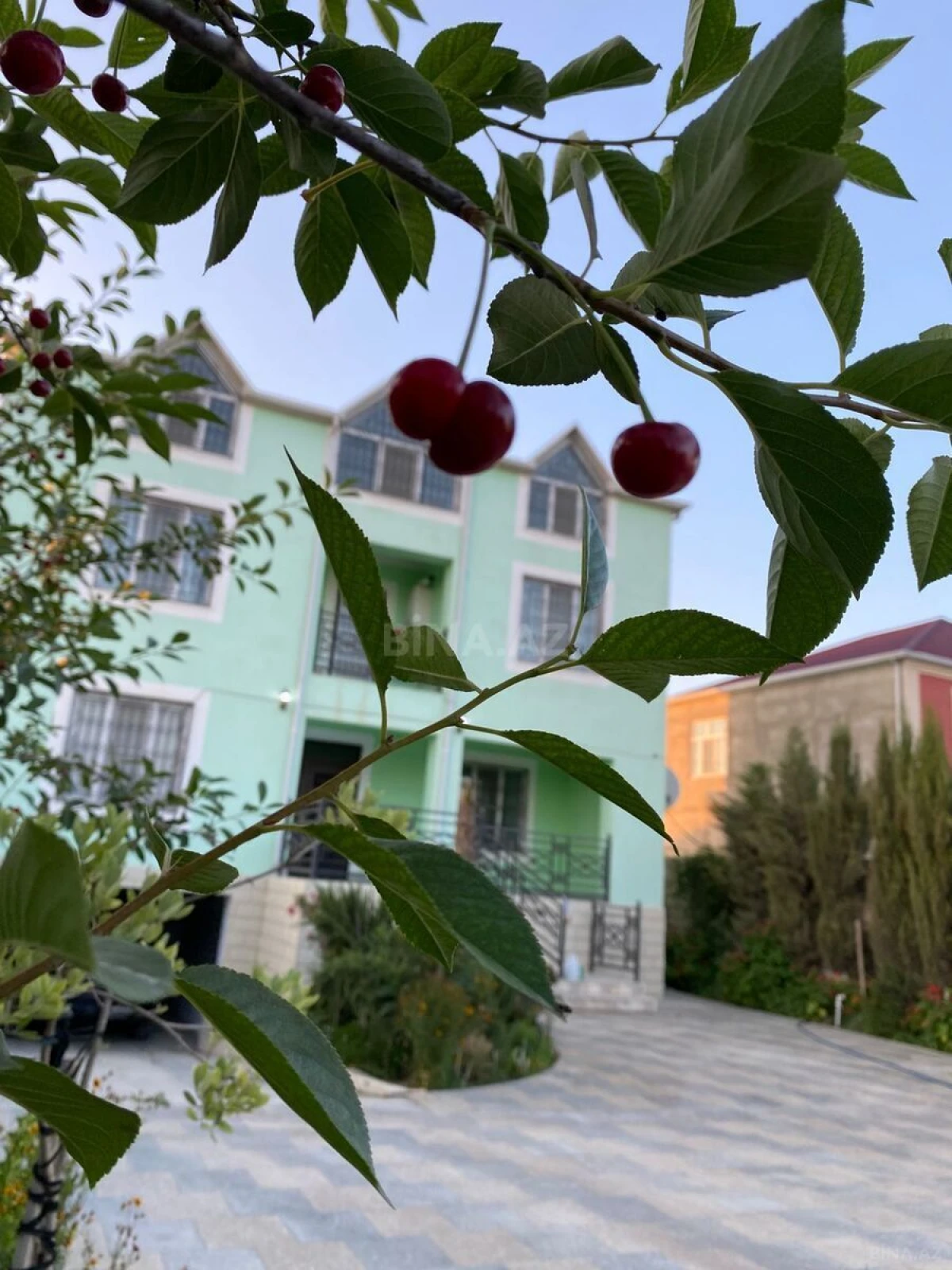 Satılır 5 otaqlı həyət evi 280 m²