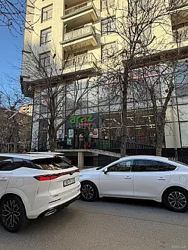 Satılır 4 otaqlı mənzil 196 m²