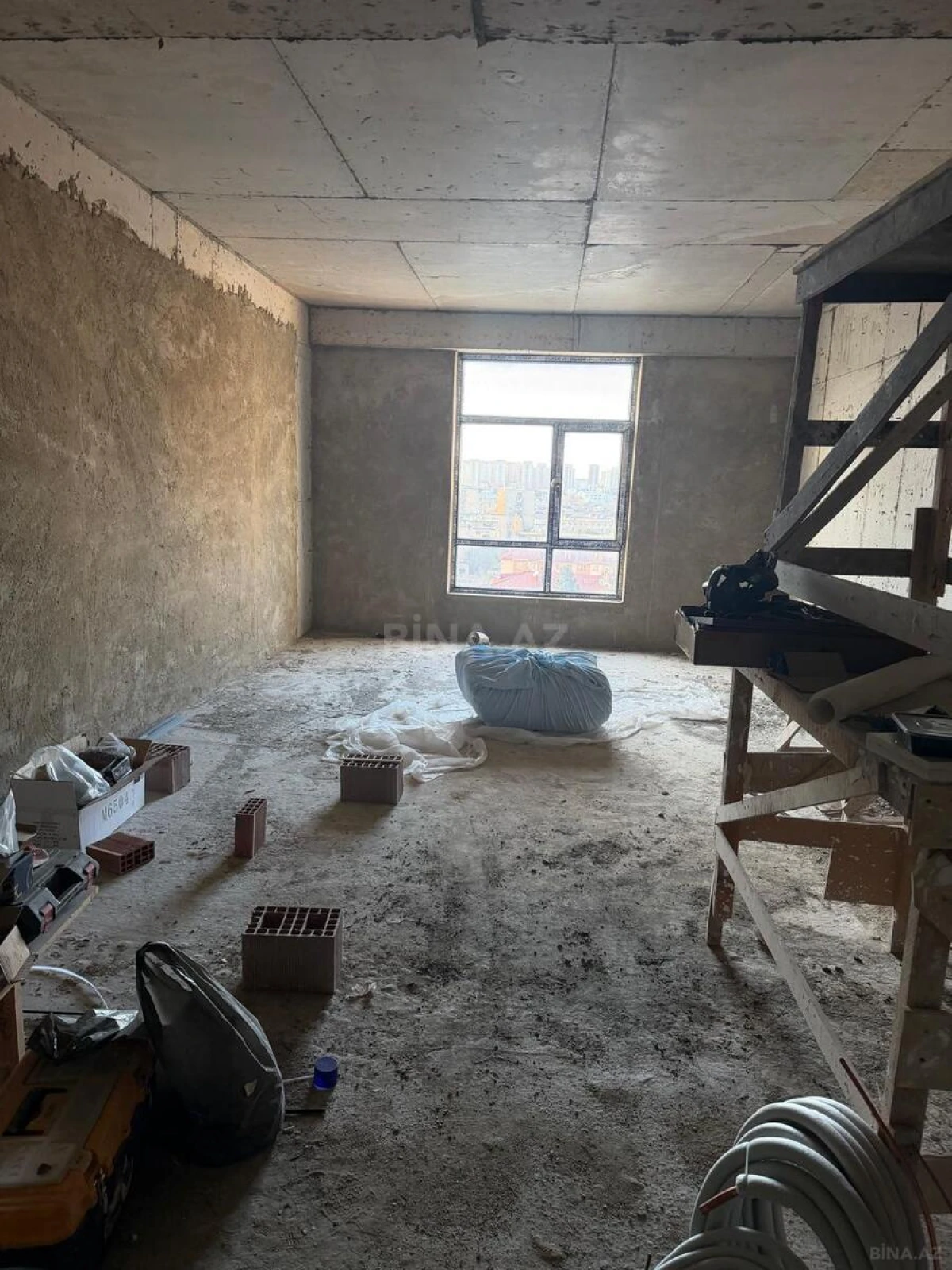 Satılır 4 otaqlı mənzil 196 m²