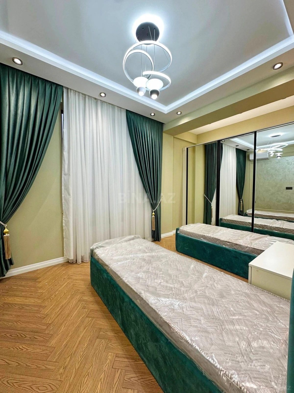 Satılır 4 otaqlı mənzil 137 m²