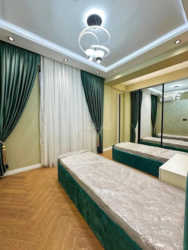 Satılır 4 otaqlı mənzil 137 m²