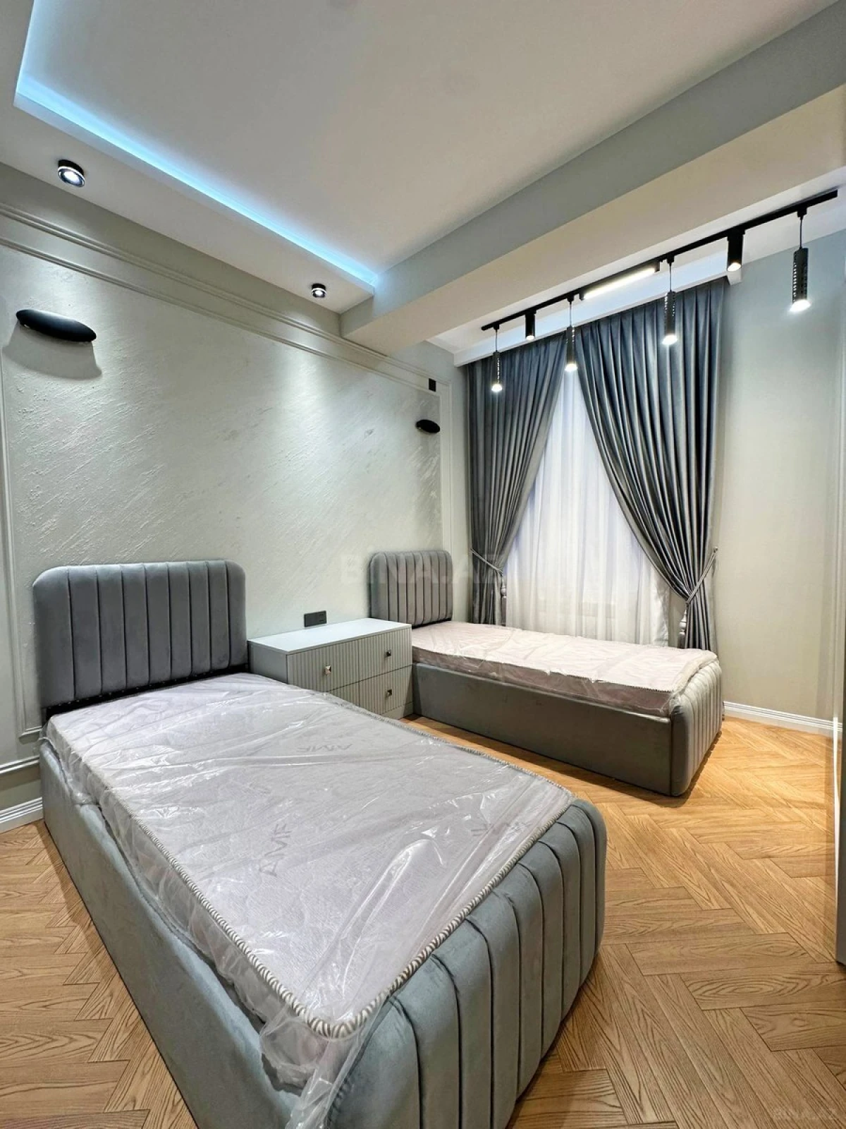 Satılır 4 otaqlı mənzil 137 m²