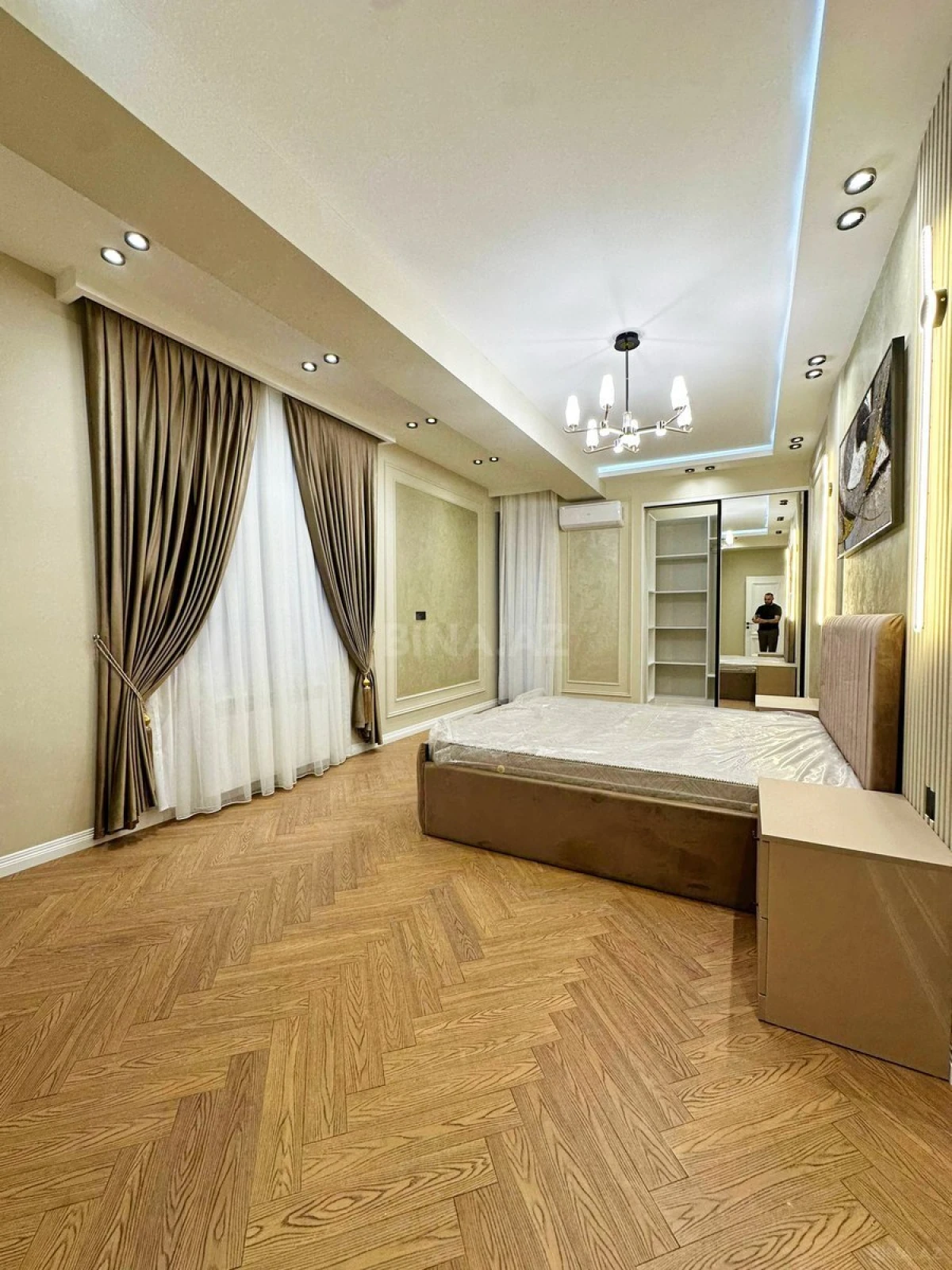 Satılır 4 otaqlı mənzil 137 m²