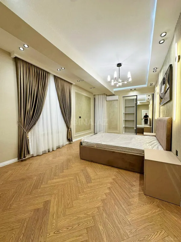 Satılır 4 otaqlı mənzil 137 m²