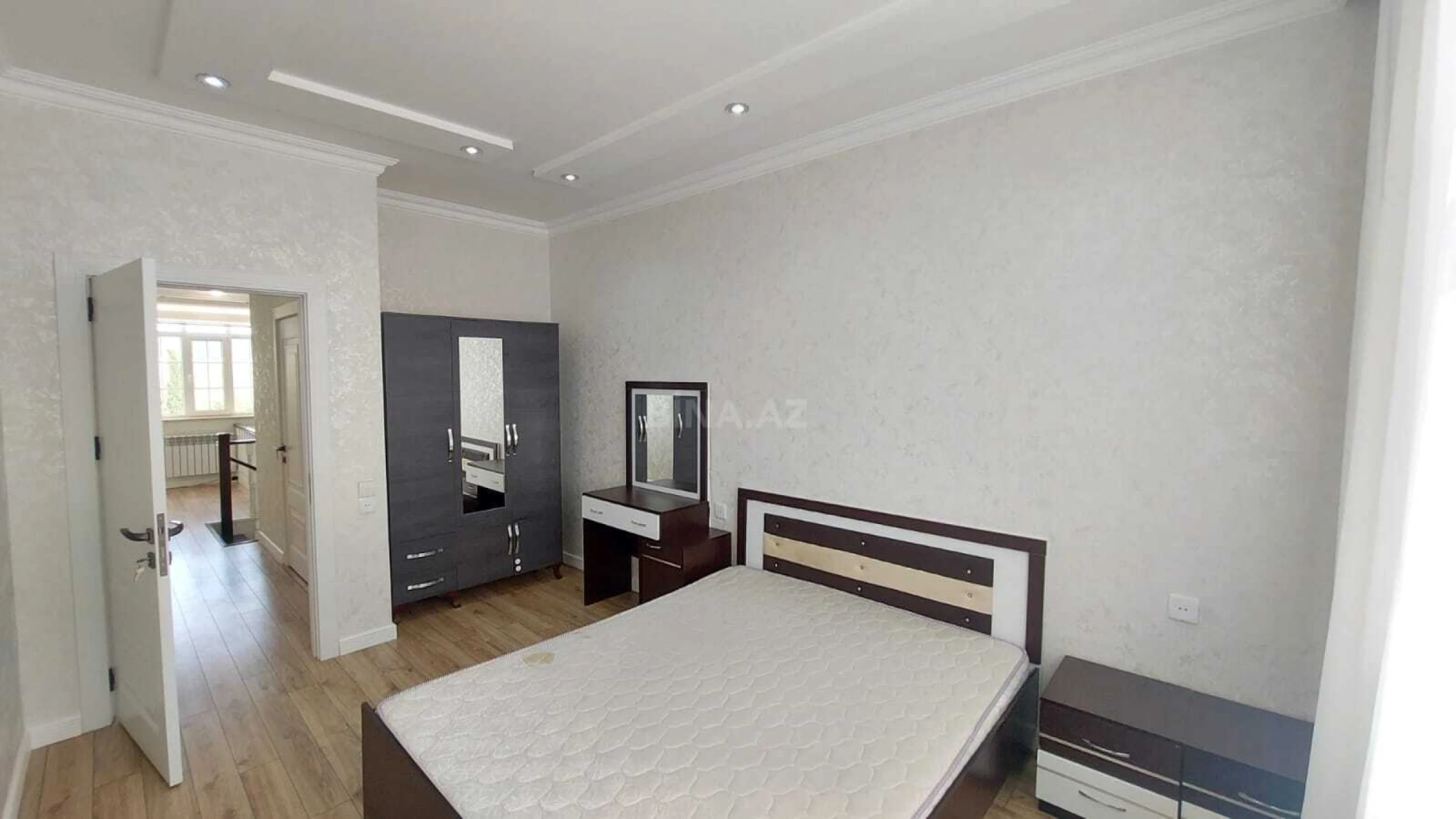 Satılır 4 otaqlı həyət evi 200 m²