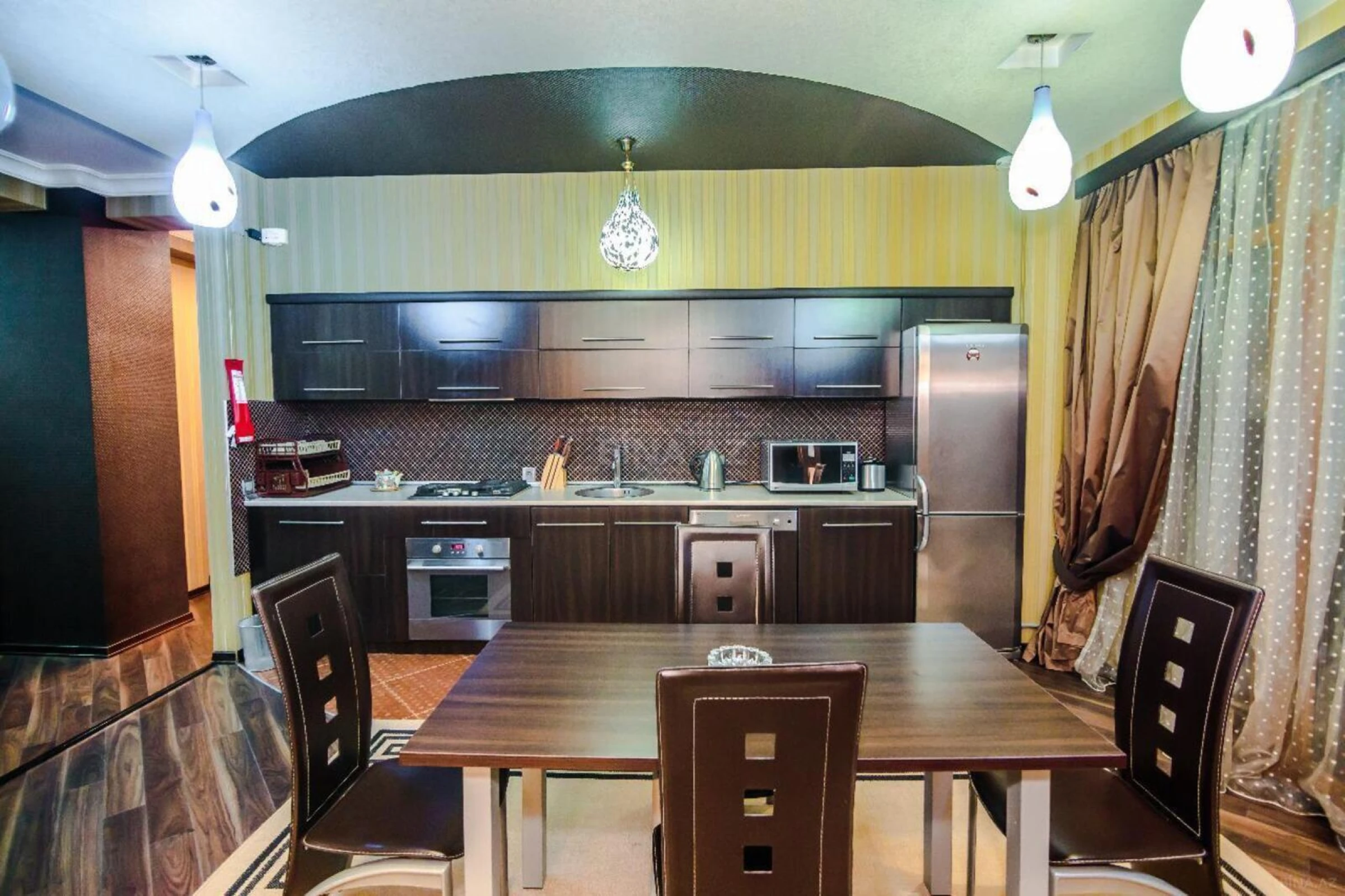 Kirayə verilir 4 otaqlı mənzil 220 m²