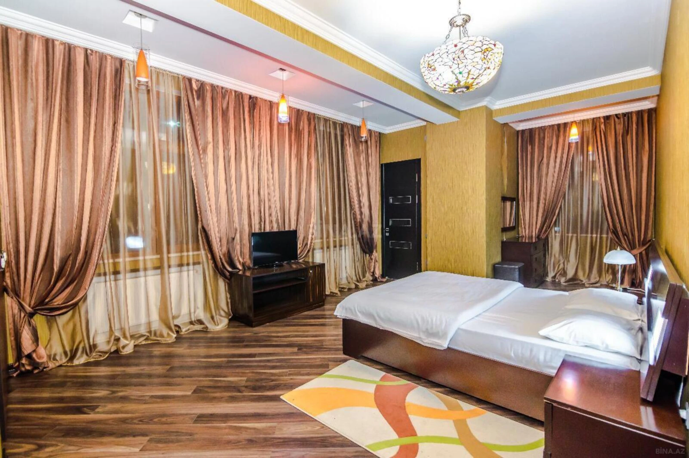 Kirayə verilir 4 otaqlı mənzil 220 m²