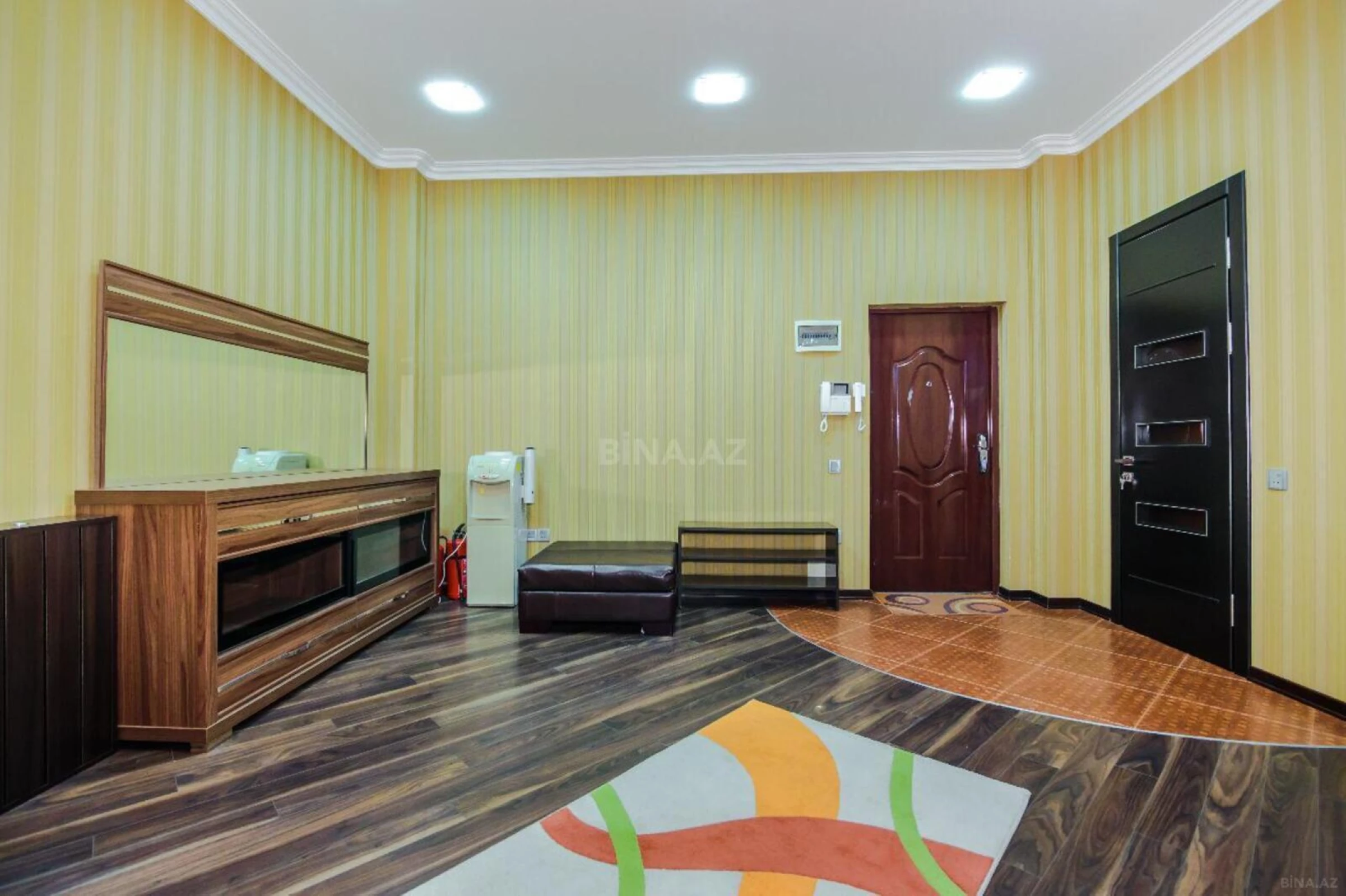 Kirayə verilir 4 otaqlı mənzil 220 m²