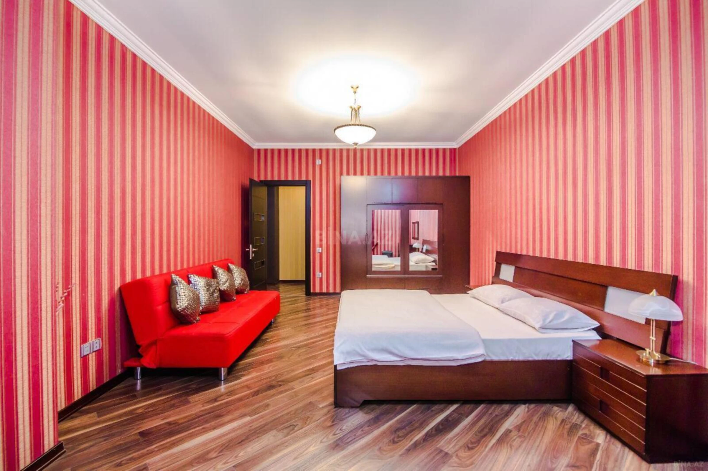 Kirayə verilir 4 otaqlı mənzil 220 m²