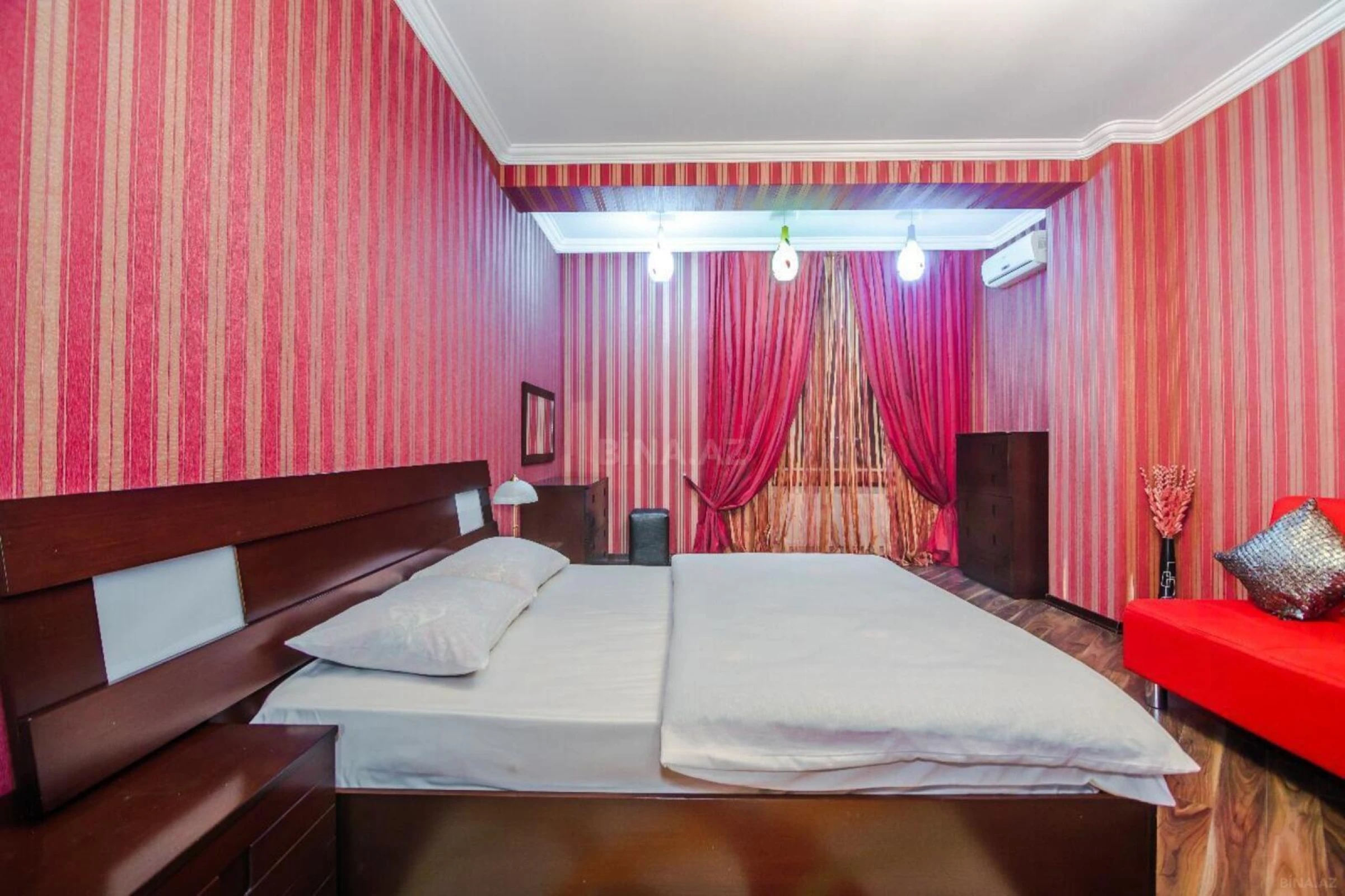 Kirayə verilir 4 otaqlı mənzil 220 m²