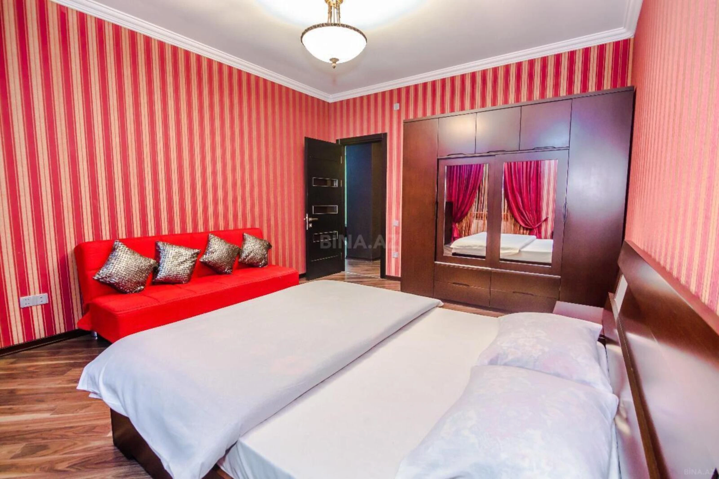 Kirayə verilir 4 otaqlı mənzil 220 m²