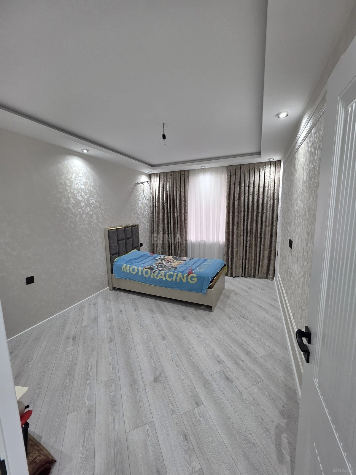 Satılır 5 otaqlı mənzil 120 m²