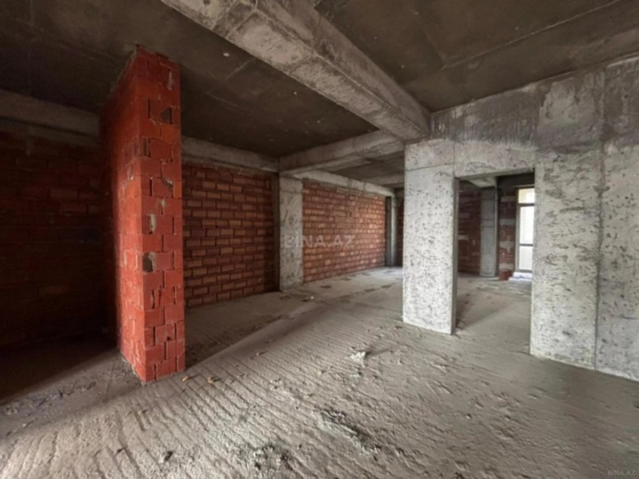 Satılır 4 otaqlı mənzil 240 m²