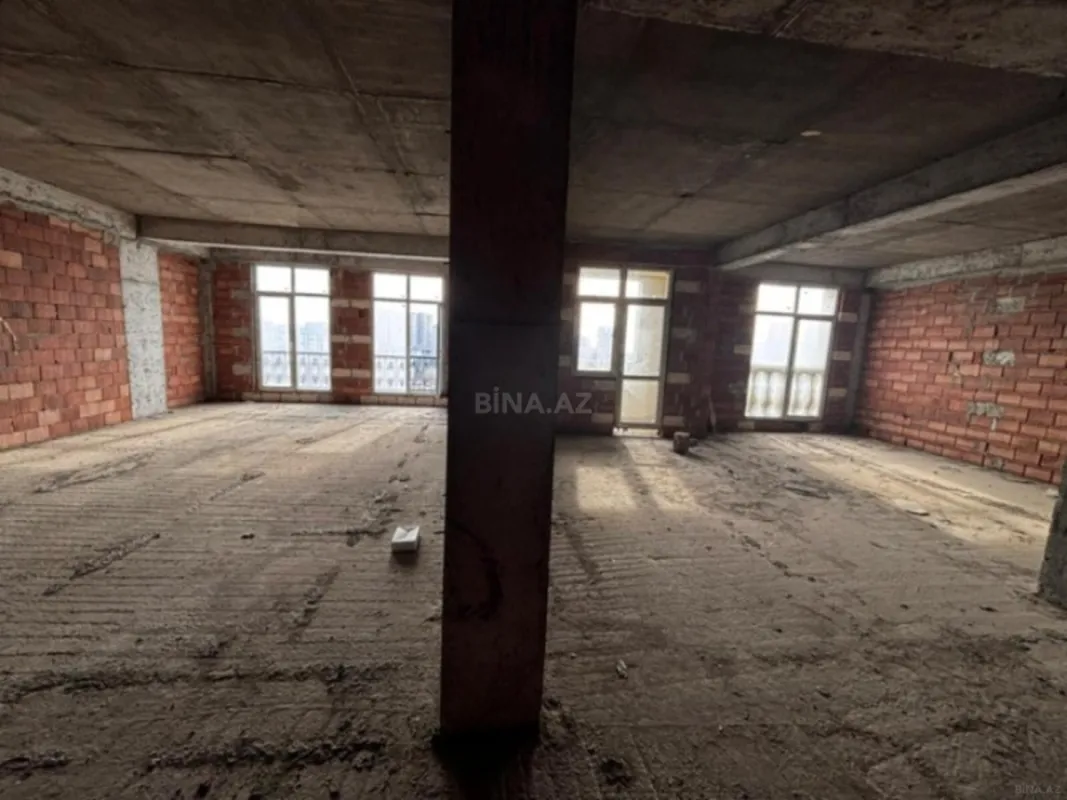 Satılır 4 otaqlı mənzil 240 m²