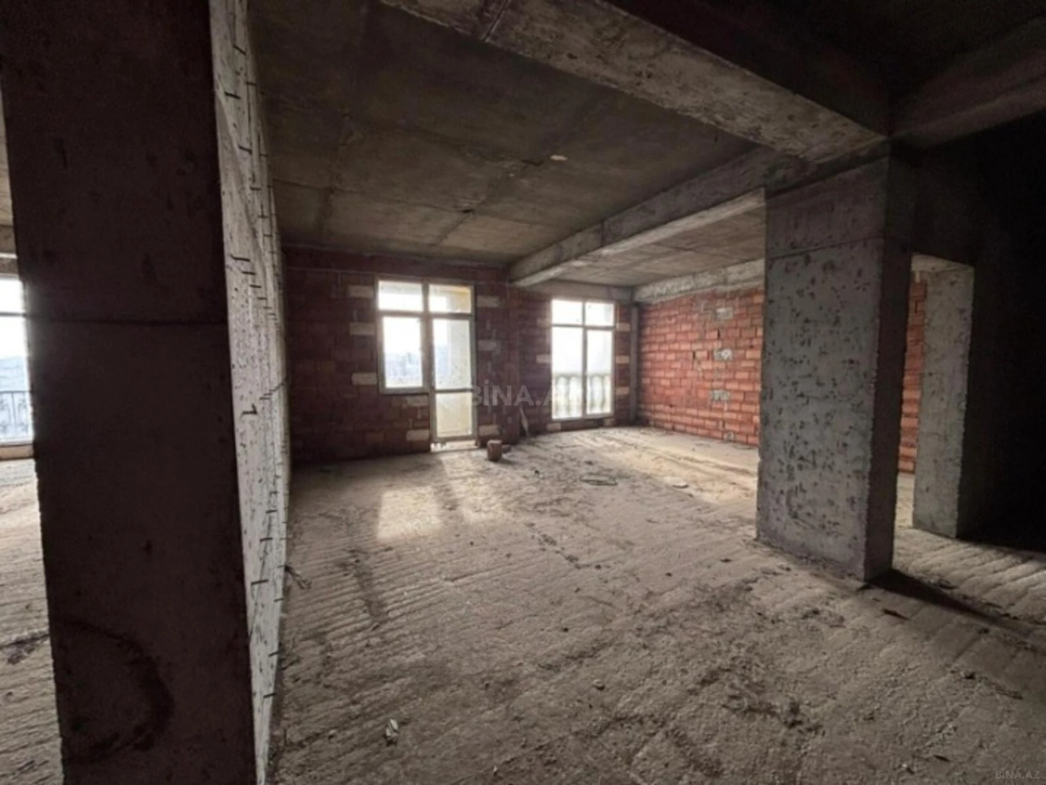Satılır 4 otaqlı mənzil 240 m²