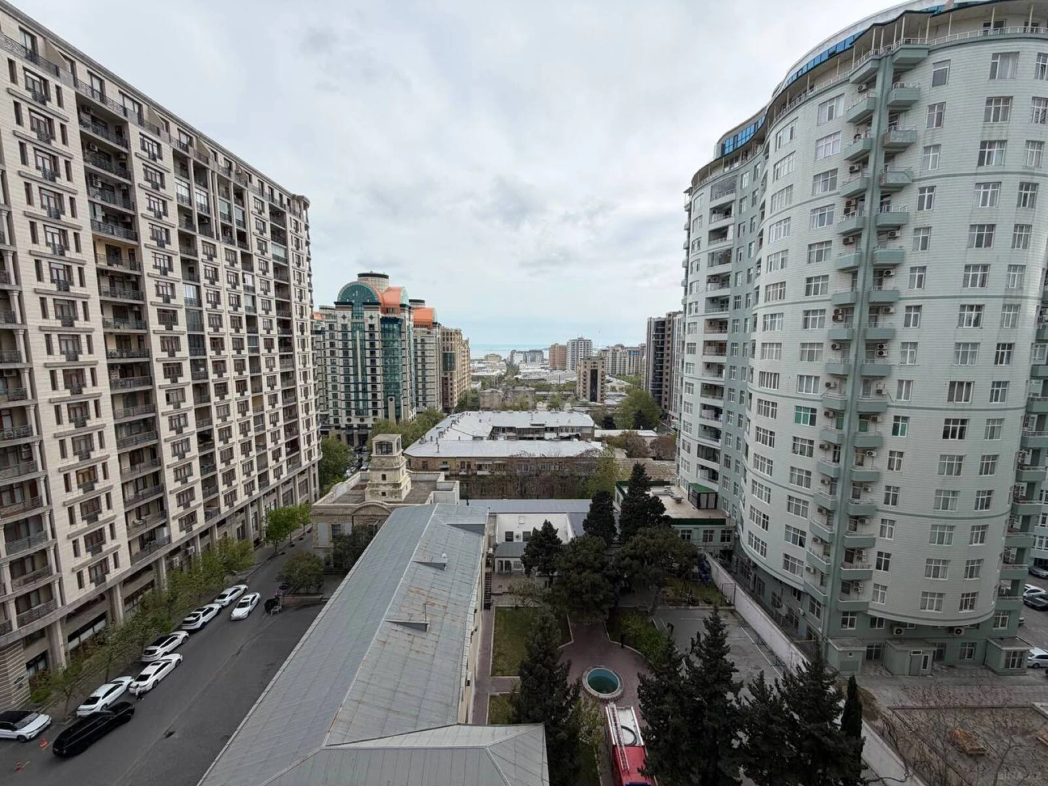 Satılır 4 otaqlı mənzil 205 m²