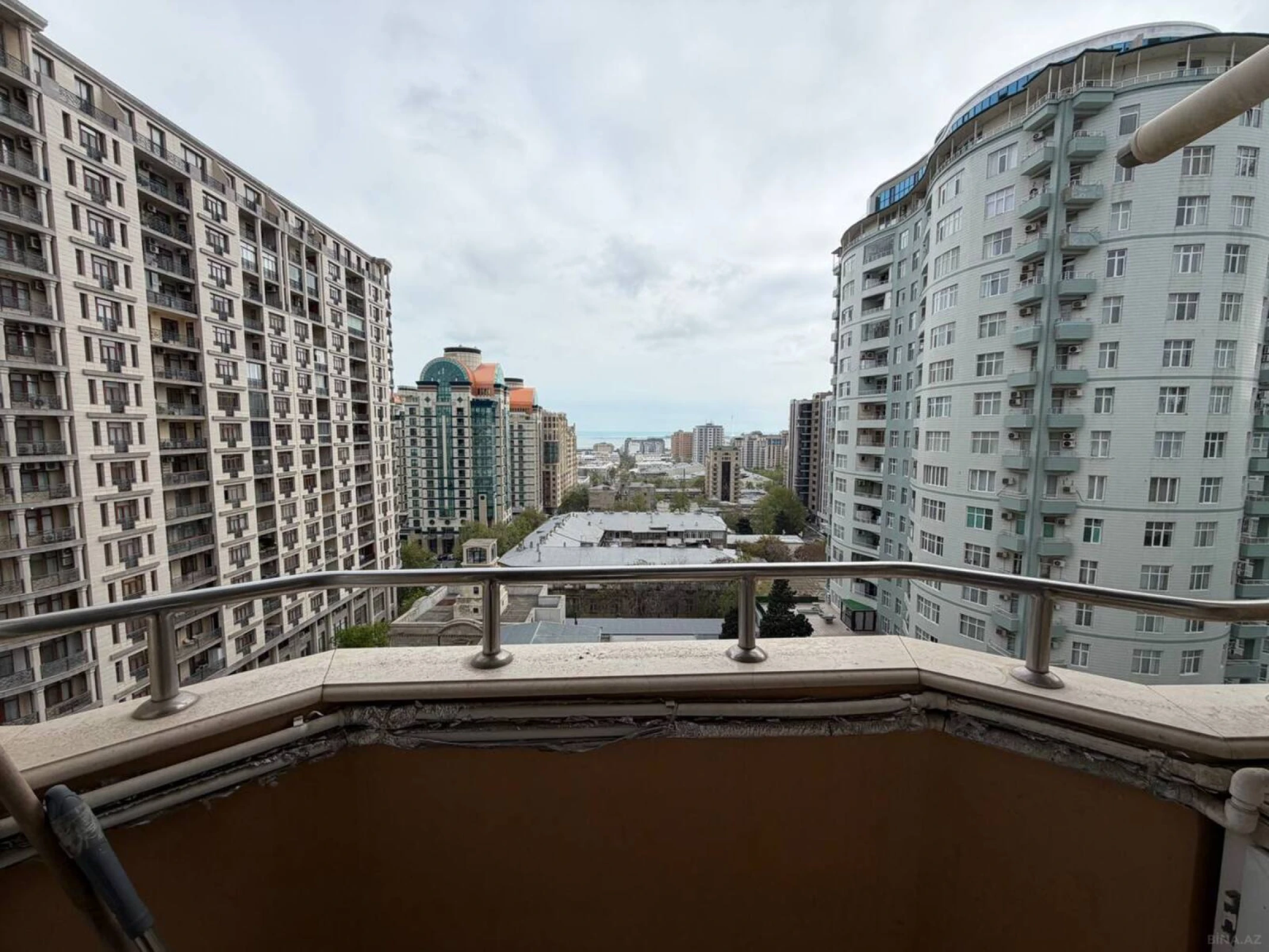 Satılır 4 otaqlı mənzil 205 m²