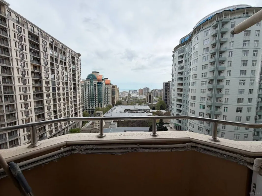 Satılır 4 otaqlı mənzil 205 m²