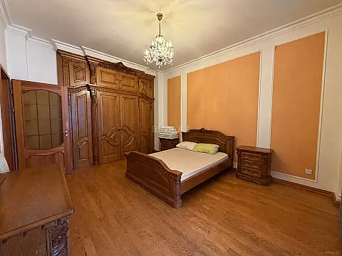 Satılır 4 otaqlı mənzil 205 m²
