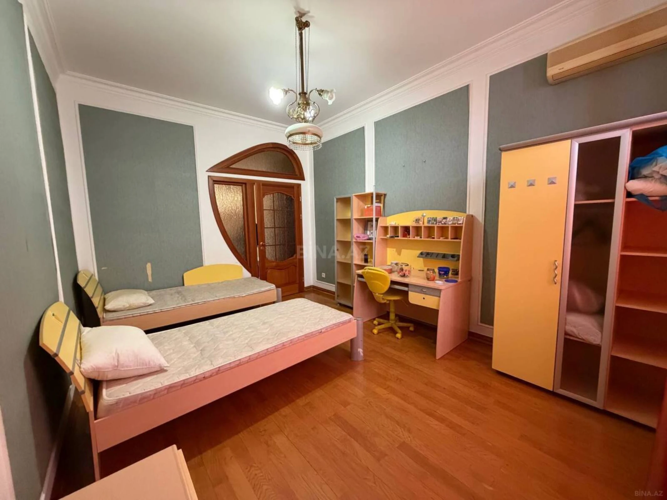 Satılır 4 otaqlı mənzil 205 m²