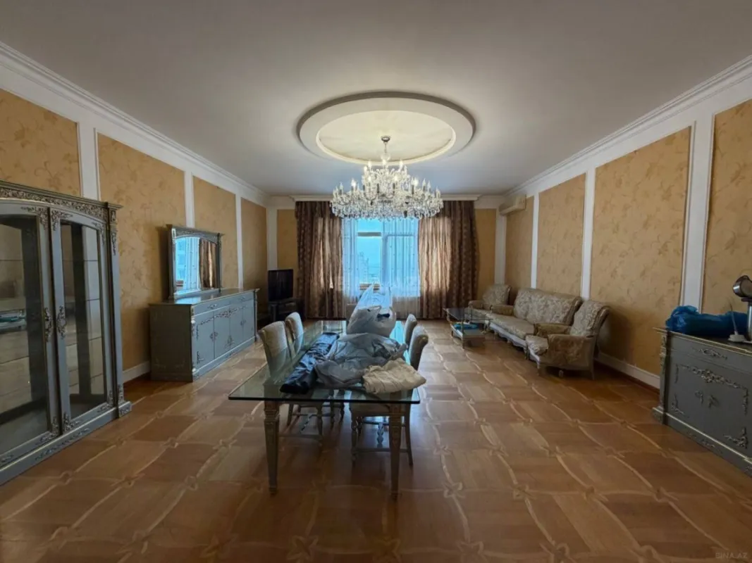 Satılır 4 otaqlı mənzil 205 m²
