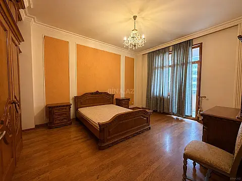 Satılır 4 otaqlı mənzil 205 m²