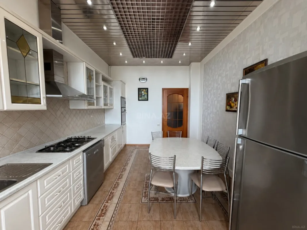 Satılır 4 otaqlı mənzil 205 m²