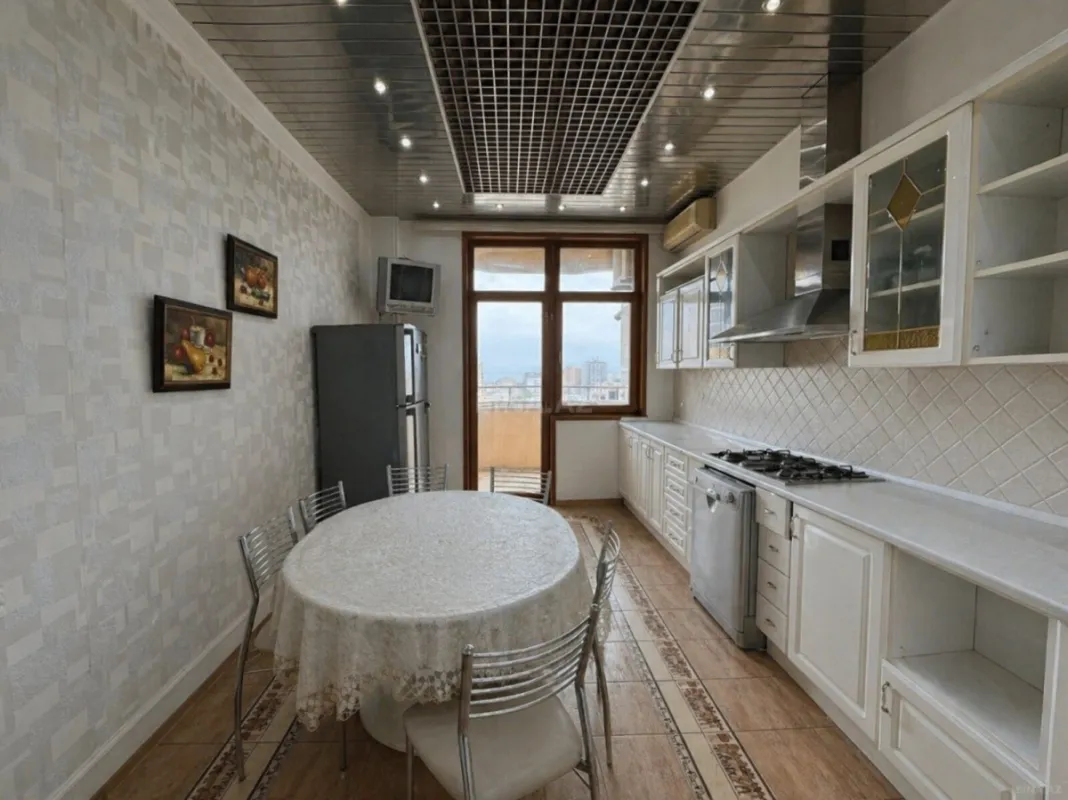 Satılır 4 otaqlı mənzil 205 m²