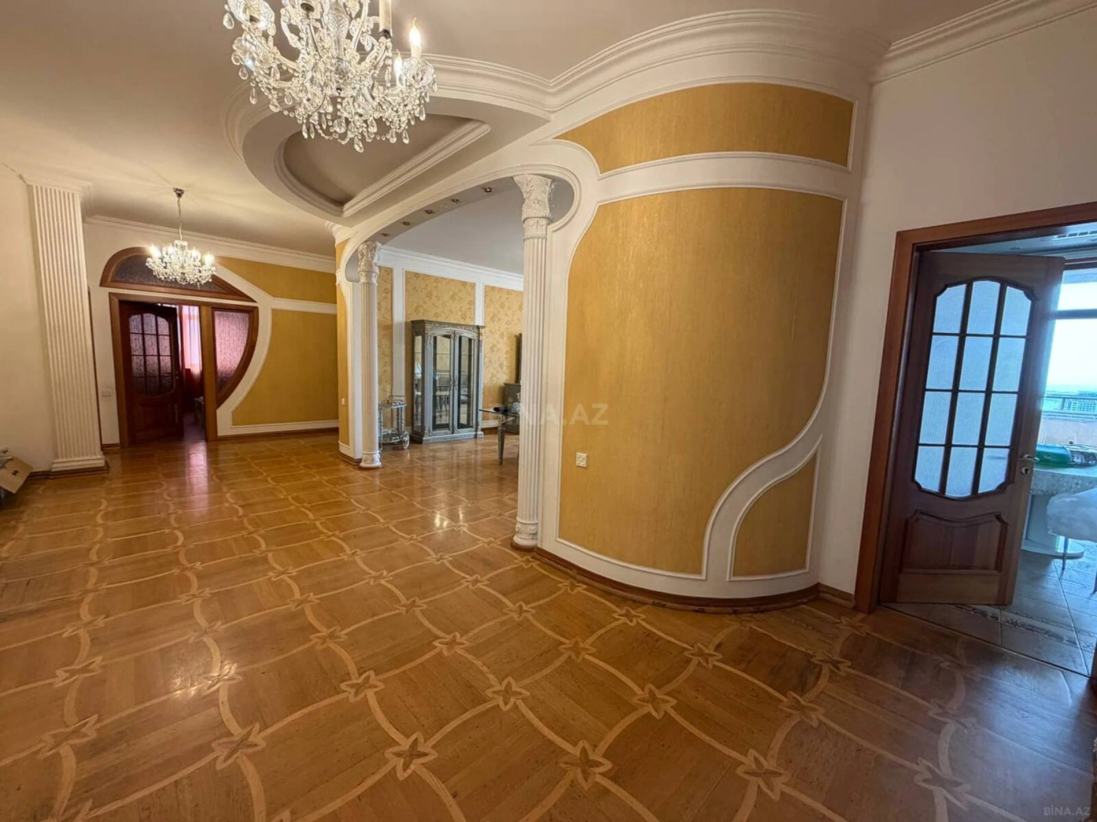 Satılır 4 otaqlı mənzil 205 m²