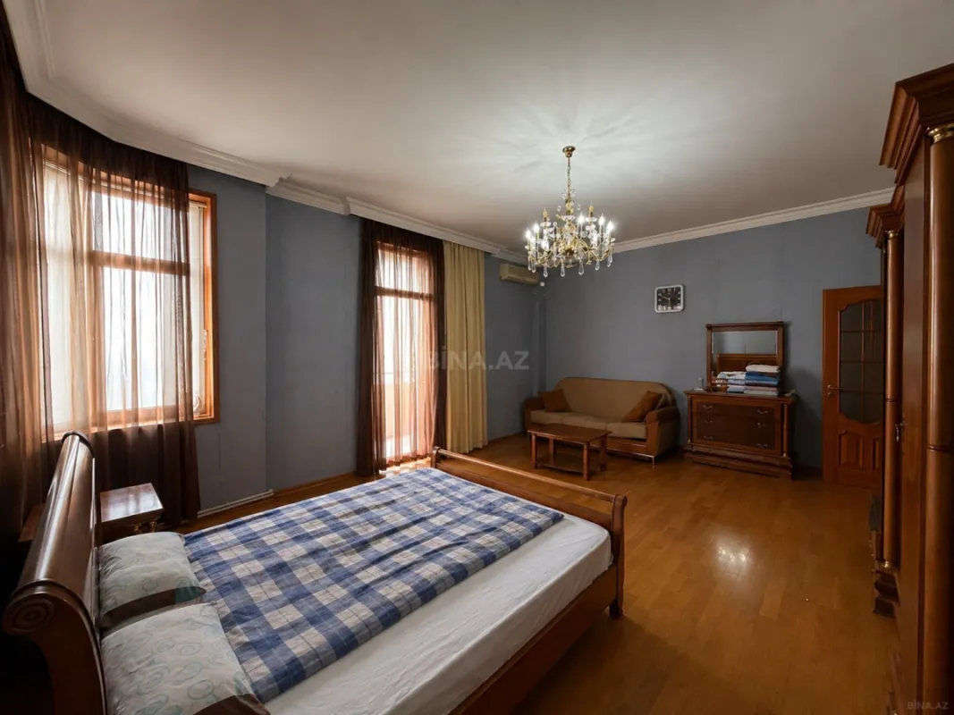 Satılır 4 otaqlı mənzil 205 m²