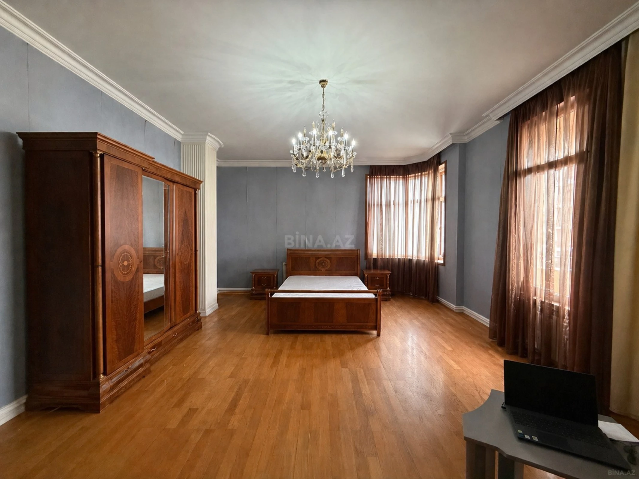Satılır 4 otaqlı mənzil 205 m²