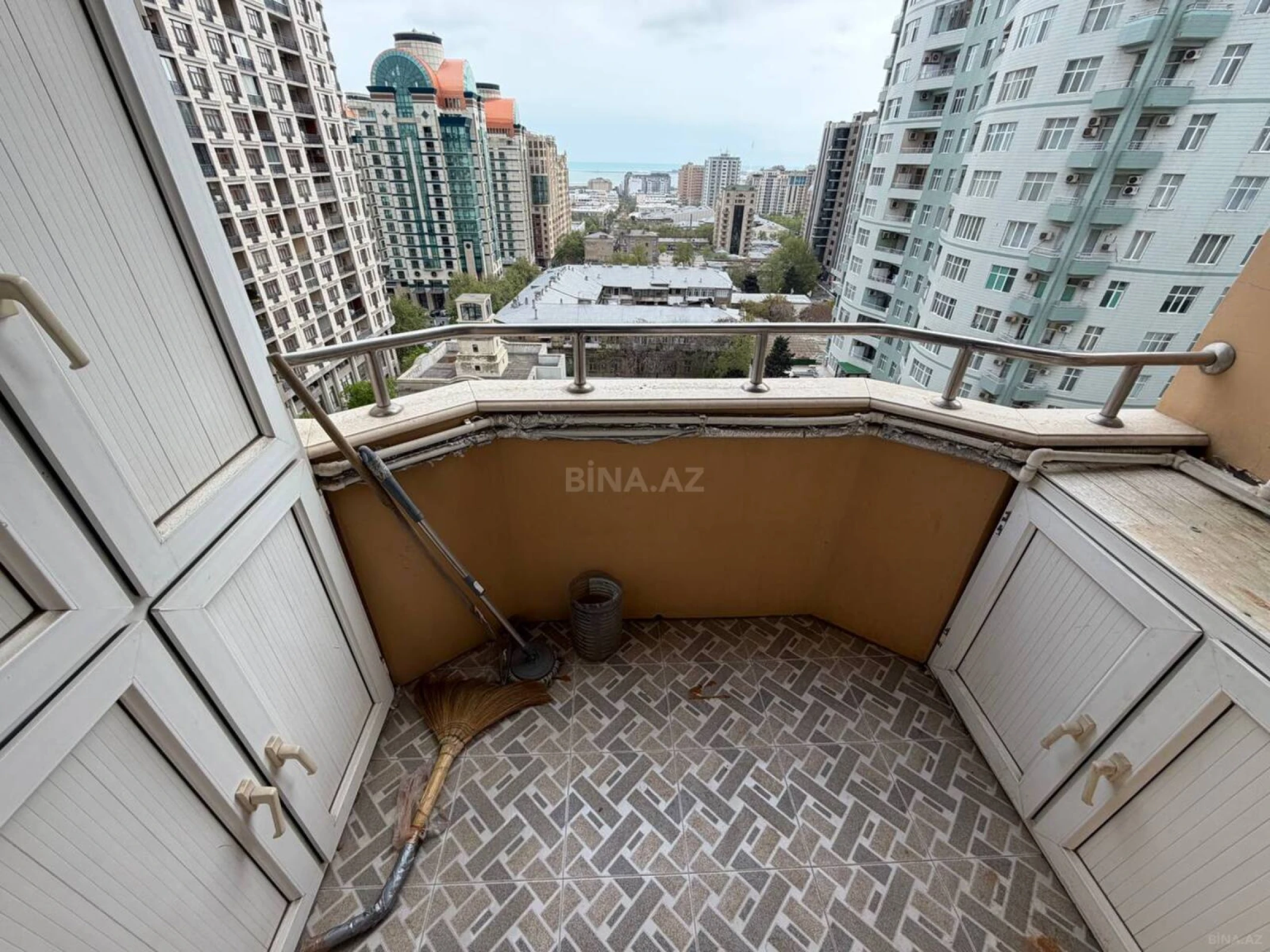 Satılır 4 otaqlı mənzil 205 m²