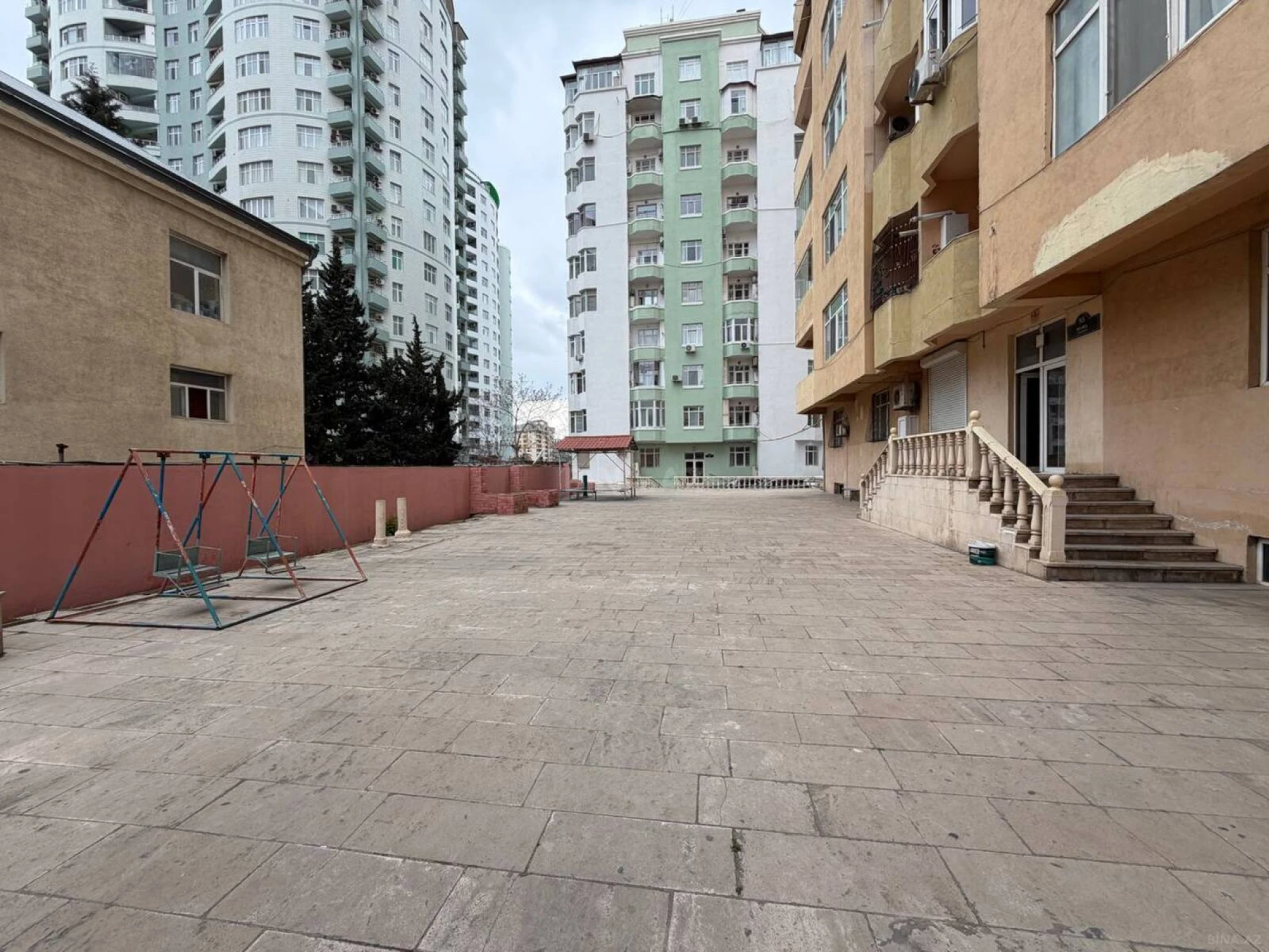 Satılır 4 otaqlı mənzil 205 m²