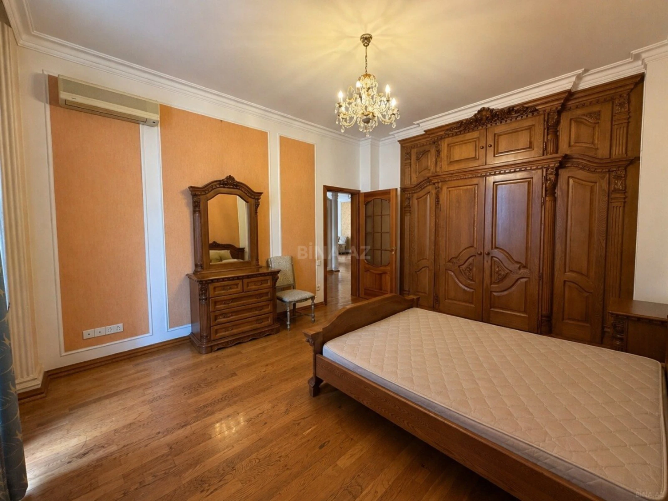 Satılır 4 otaqlı mənzil 205 m²