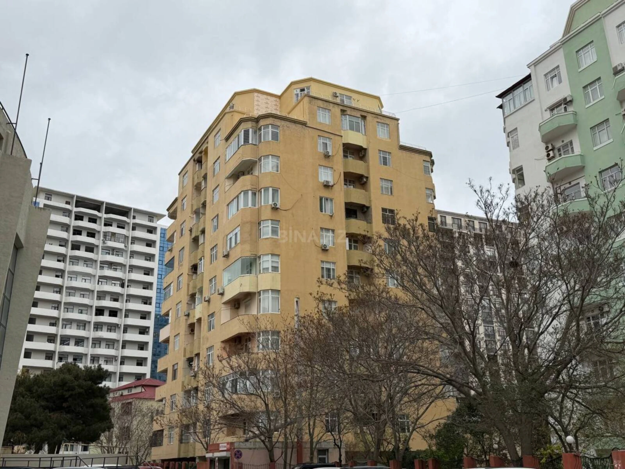 Satılır 4 otaqlı mənzil 205 m²