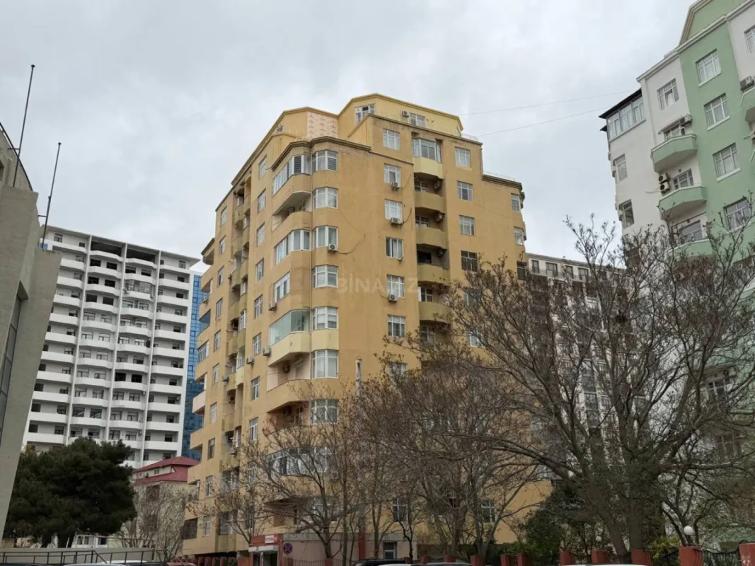 Satılır 4 otaqlı mənzil 205 m²