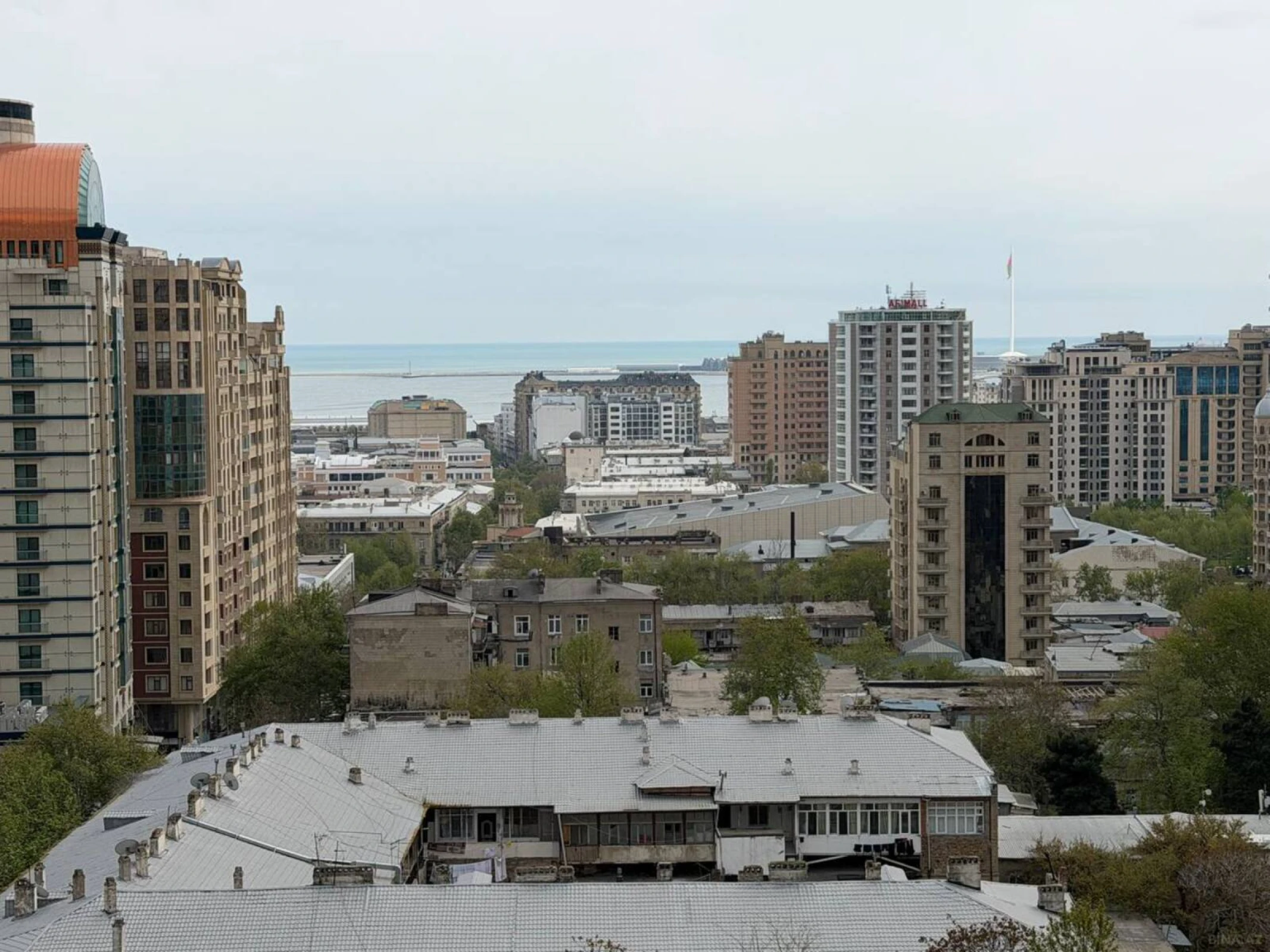 Satılır 4 otaqlı mənzil 205 m²