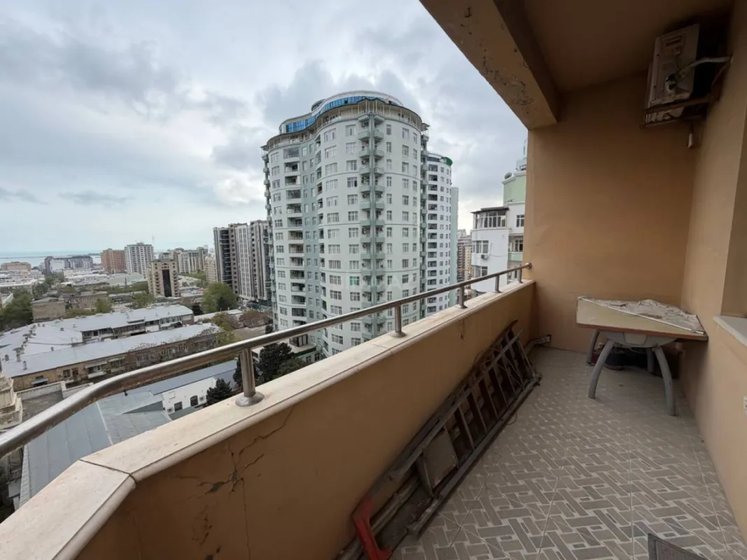 Satılır 4 otaqlı mənzil 205 m²