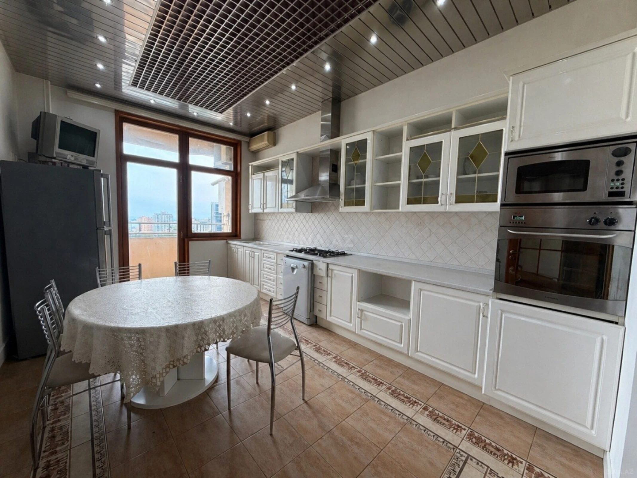 Satılır 4 otaqlı mənzil 205 m²