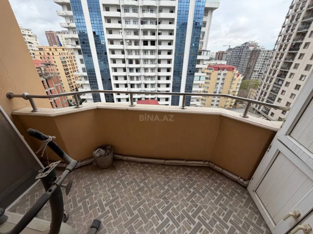 Satılır 4 otaqlı mənzil 205 m²