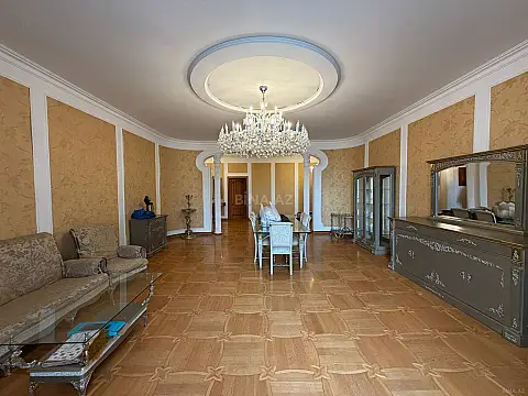 Satılır 4 otaqlı mənzil 205 m²