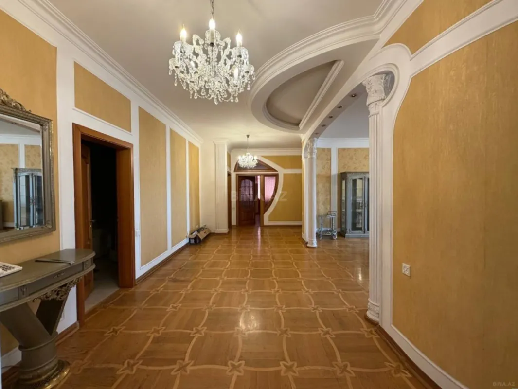 Satılır 4 otaqlı mənzil 205 m²