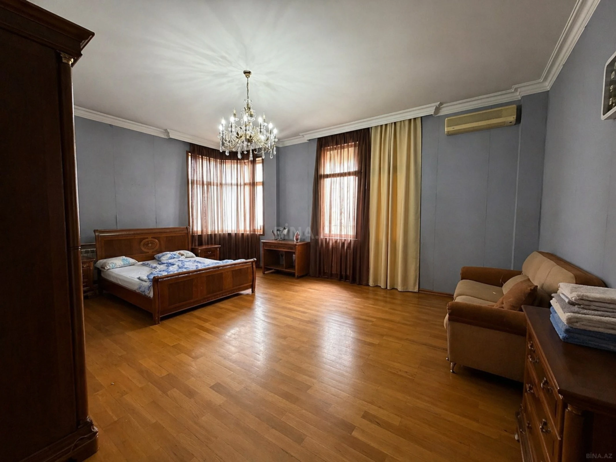 Satılır 4 otaqlı mənzil 205 m²