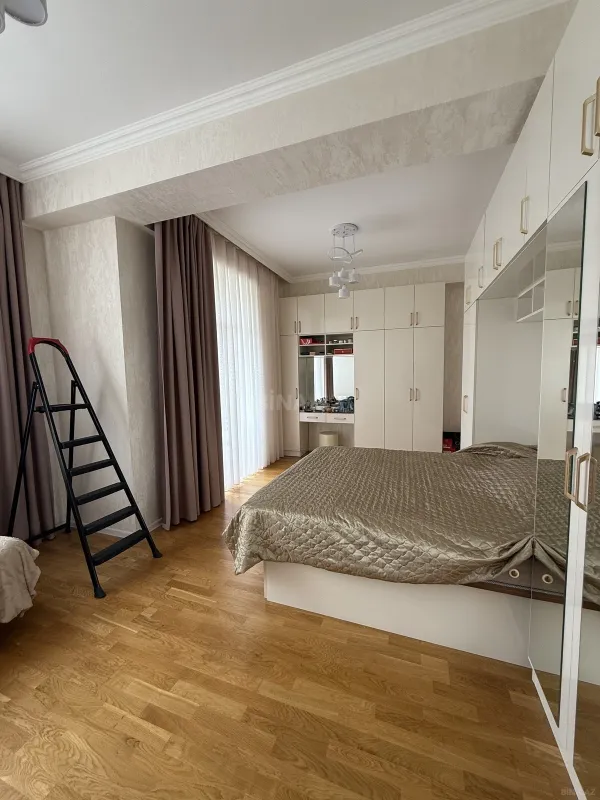 Satılır 4 otaqlı mənzil 157 m²