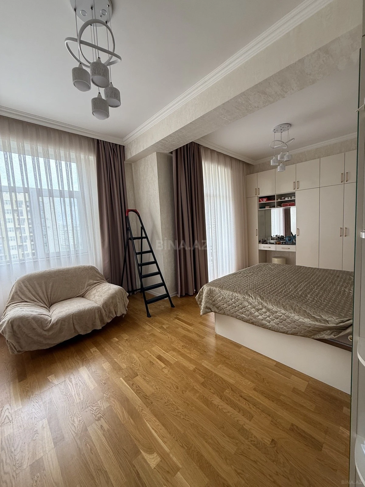 Satılır 4 otaqlı mənzil 157 m²