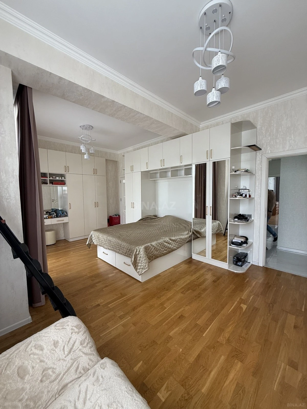 Satılır 4 otaqlı mənzil 157 m²